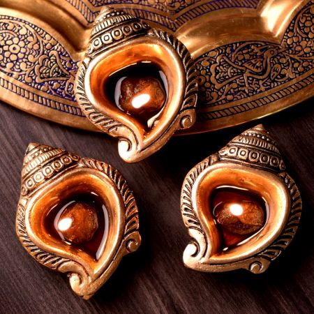 3 Pieces Brass Decorative Conch Shaped Oil Lamp